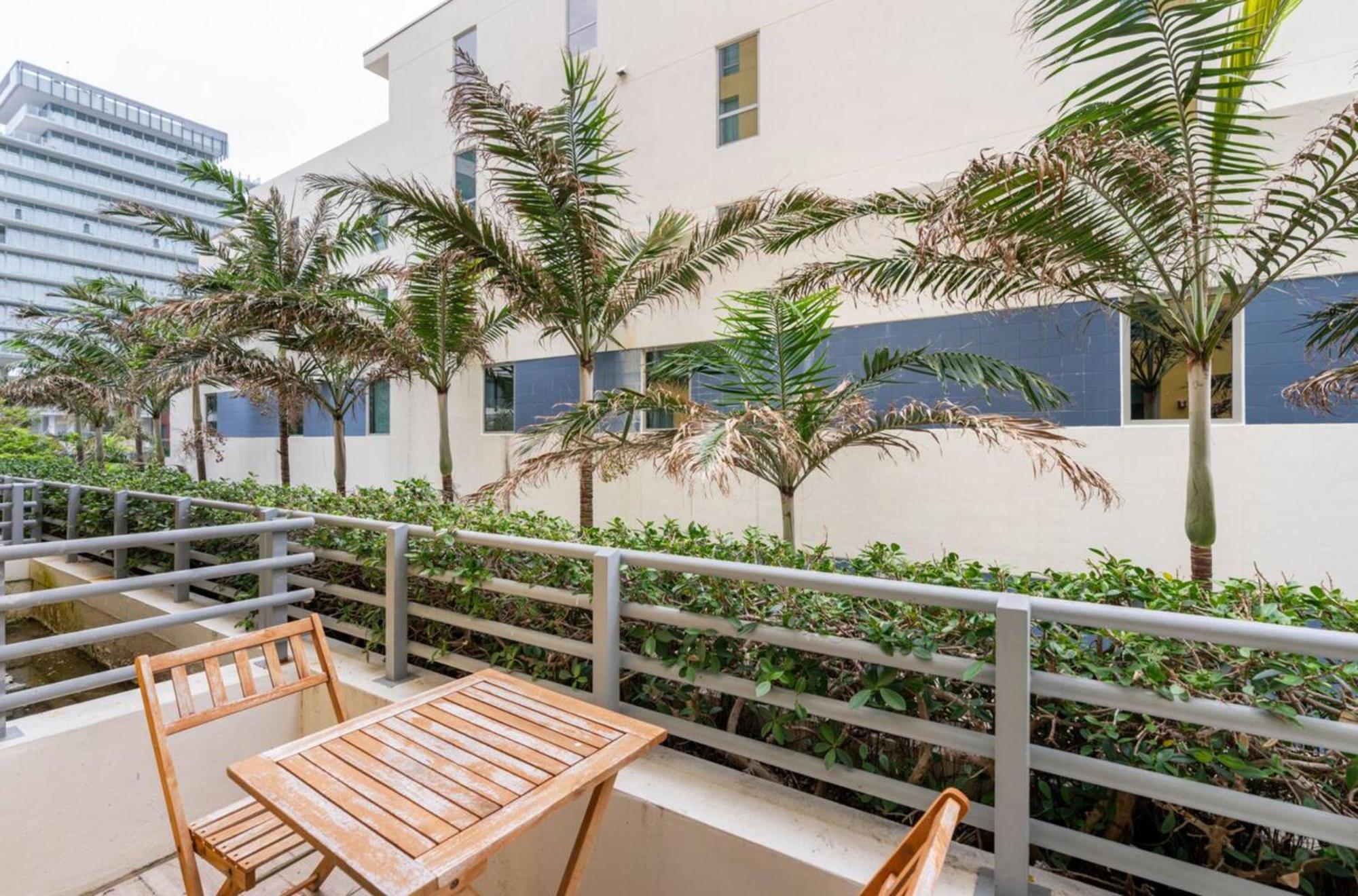 Beachfront Bentley Hotel One Bedroom Suite With Balcony And Beach Access ميامي بيتش المظهر الخارجي الصورة