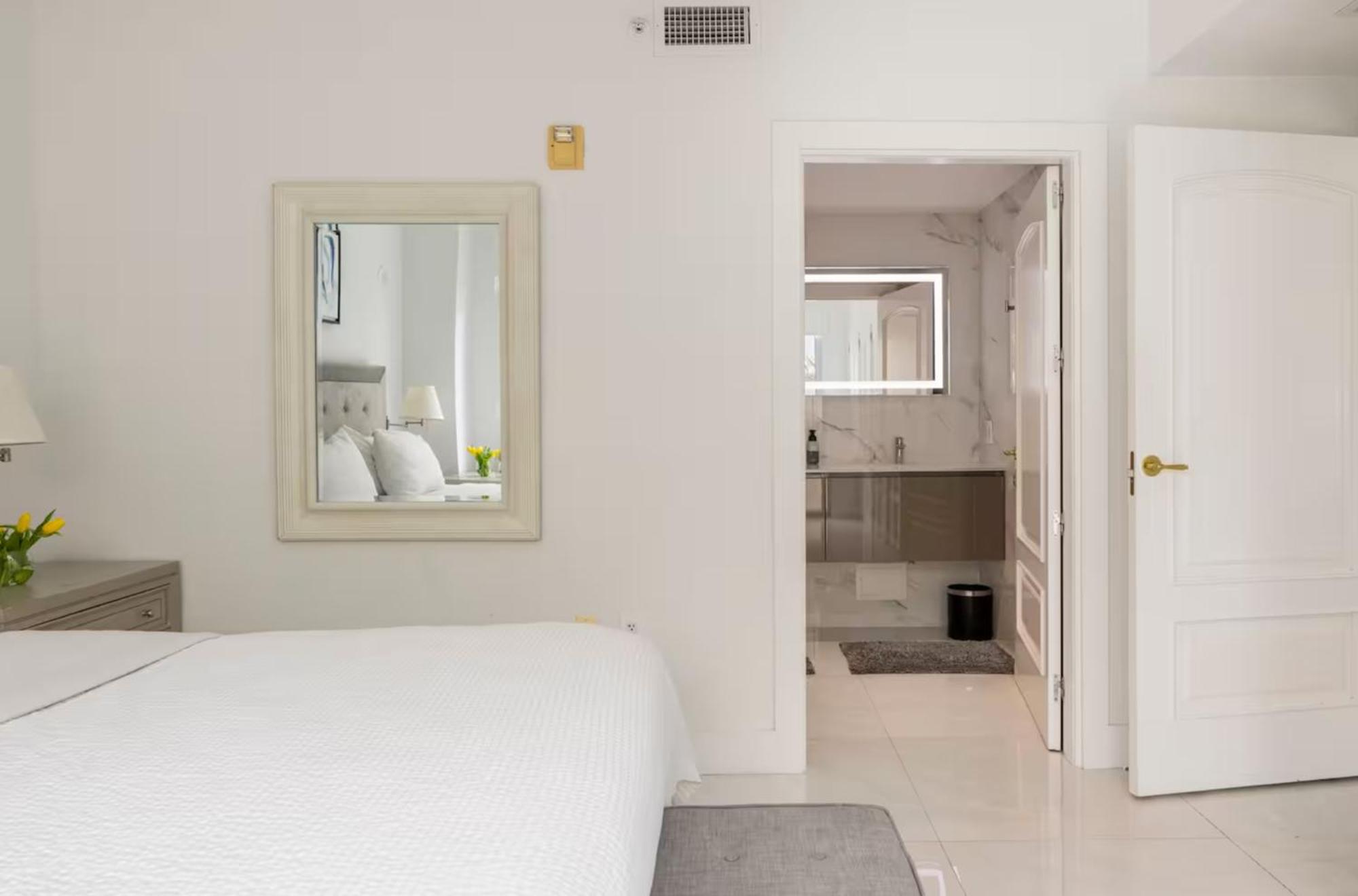 Beachfront Bentley Hotel One Bedroom Suite With Balcony And Beach Access ميامي بيتش المظهر الخارجي الصورة